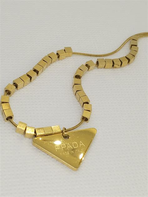 Collier Prada .